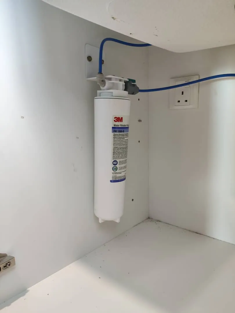 Compact under-sink residential drinking water filtration installation